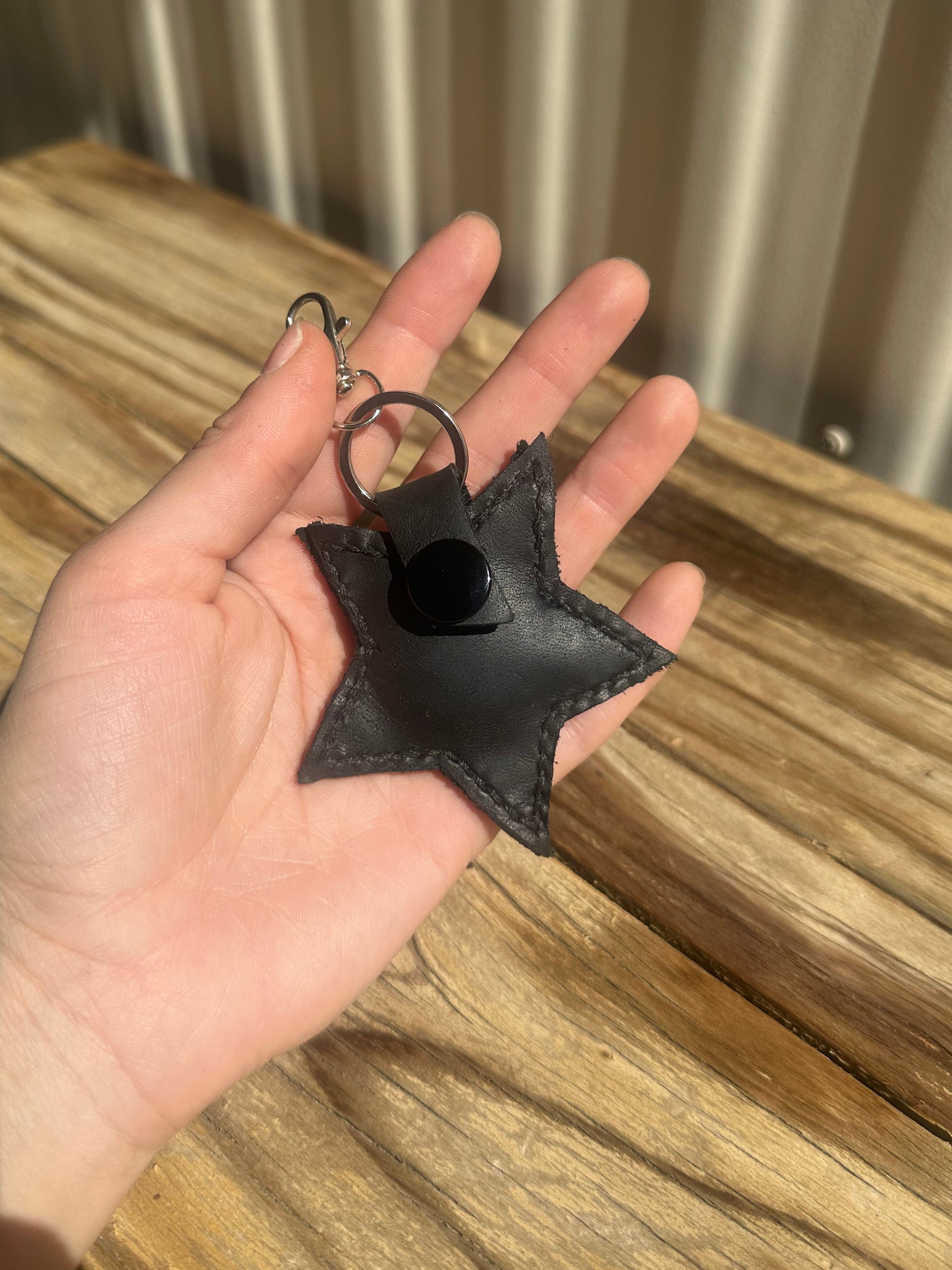 Rockstar 2.0 - Leather AirTag Case