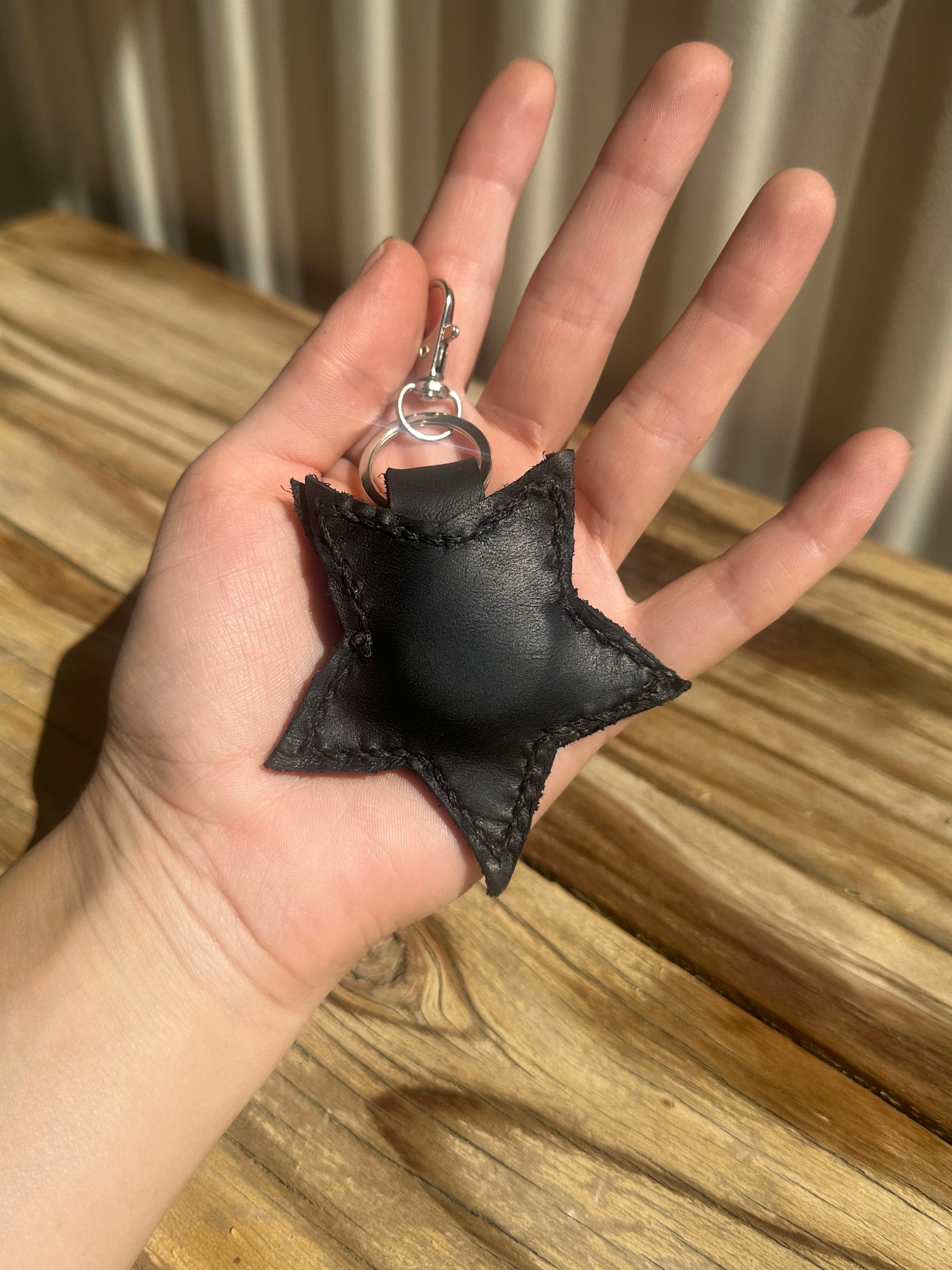 Rockstar 2.0 - Leather AirTag Case